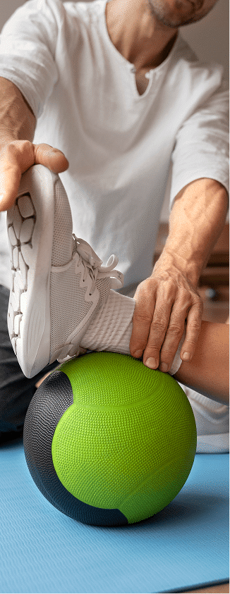 paciente-haciendo-rehabilitacion-fisica-ayudado-por-terapeutas 1-min